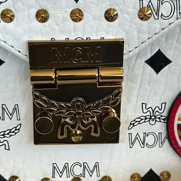 MCM White Victory Patch Viscetos Patricia Crossbody.  New with Dustbag - Picture 5 of 9